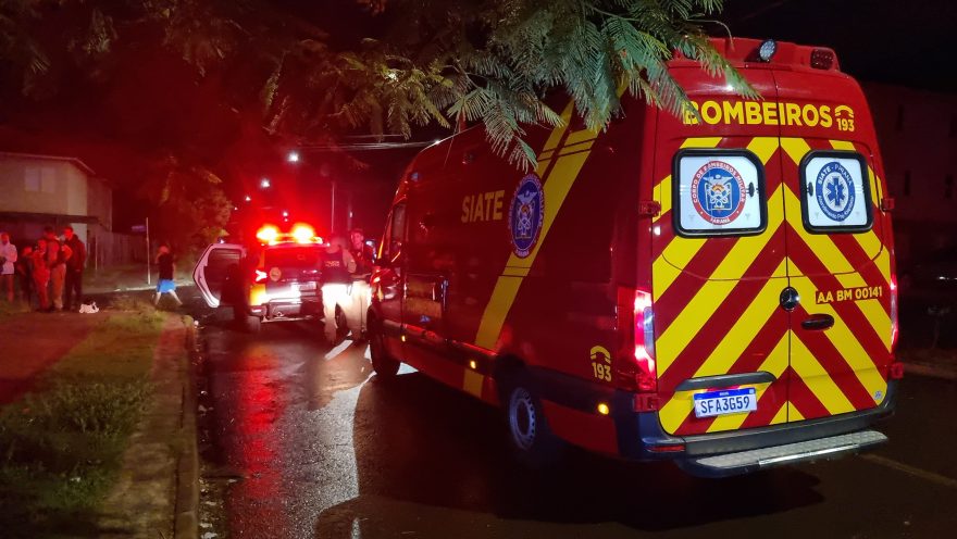 Mulher reage a agressão e fere marido com golpe de bengala na cabeça, no Riviera