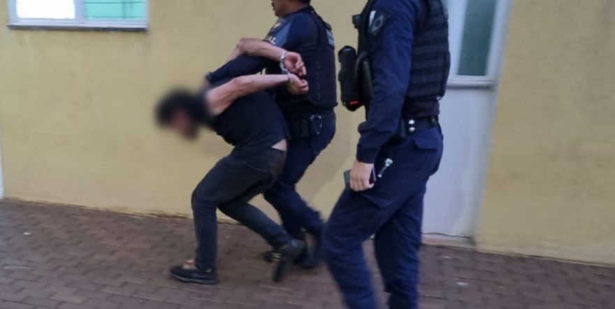 Homem invade residência de estranho à procura da ex, provoca quebra-quebra e é detido pela GM