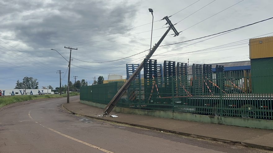 Após ser atingido por veículo, poste fica pendurado às margens da BR-277