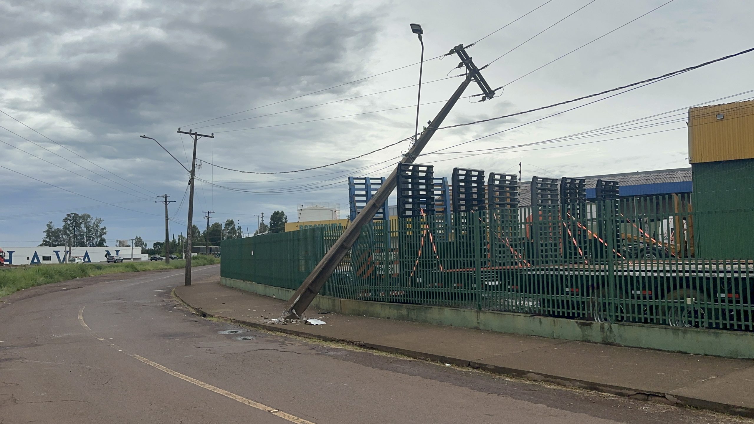 Após ser atingido por veículo, poste fica pendurado às margens da BR-277
