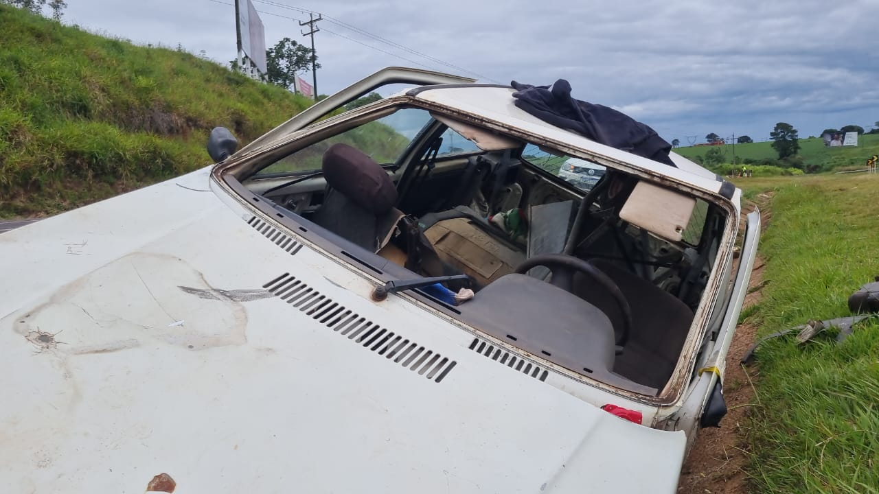 Capotamento é registrado na rodovia BR-277, no Contorno Oeste
