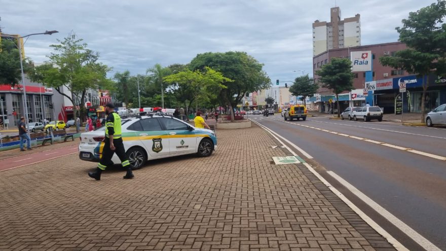 Agentes da Transitar detém morador de rua que ameaçava pedestres no Calçadão