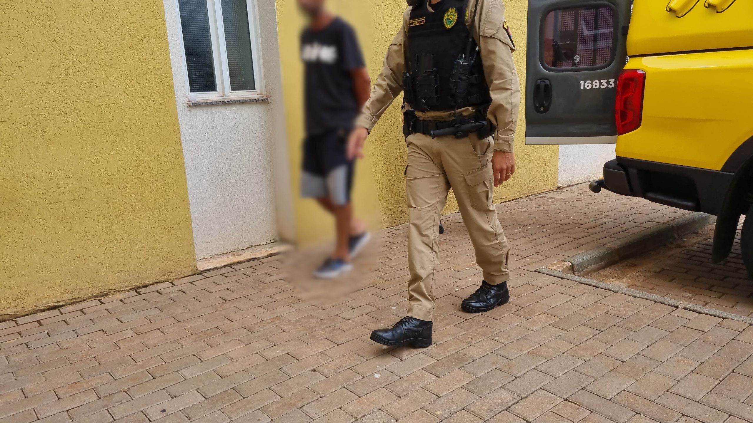 Com mandado de prisão em aberto desde 2023, homem é abordado pela PM e preso