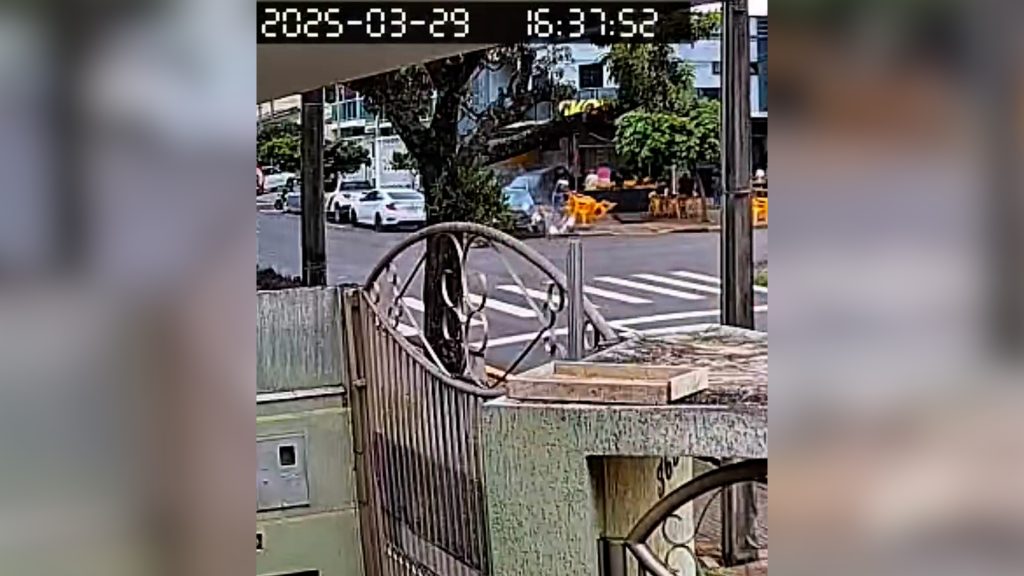 Impressionante! Câmera de segurança flagra carro invadindo bar após colisão em Cascavel