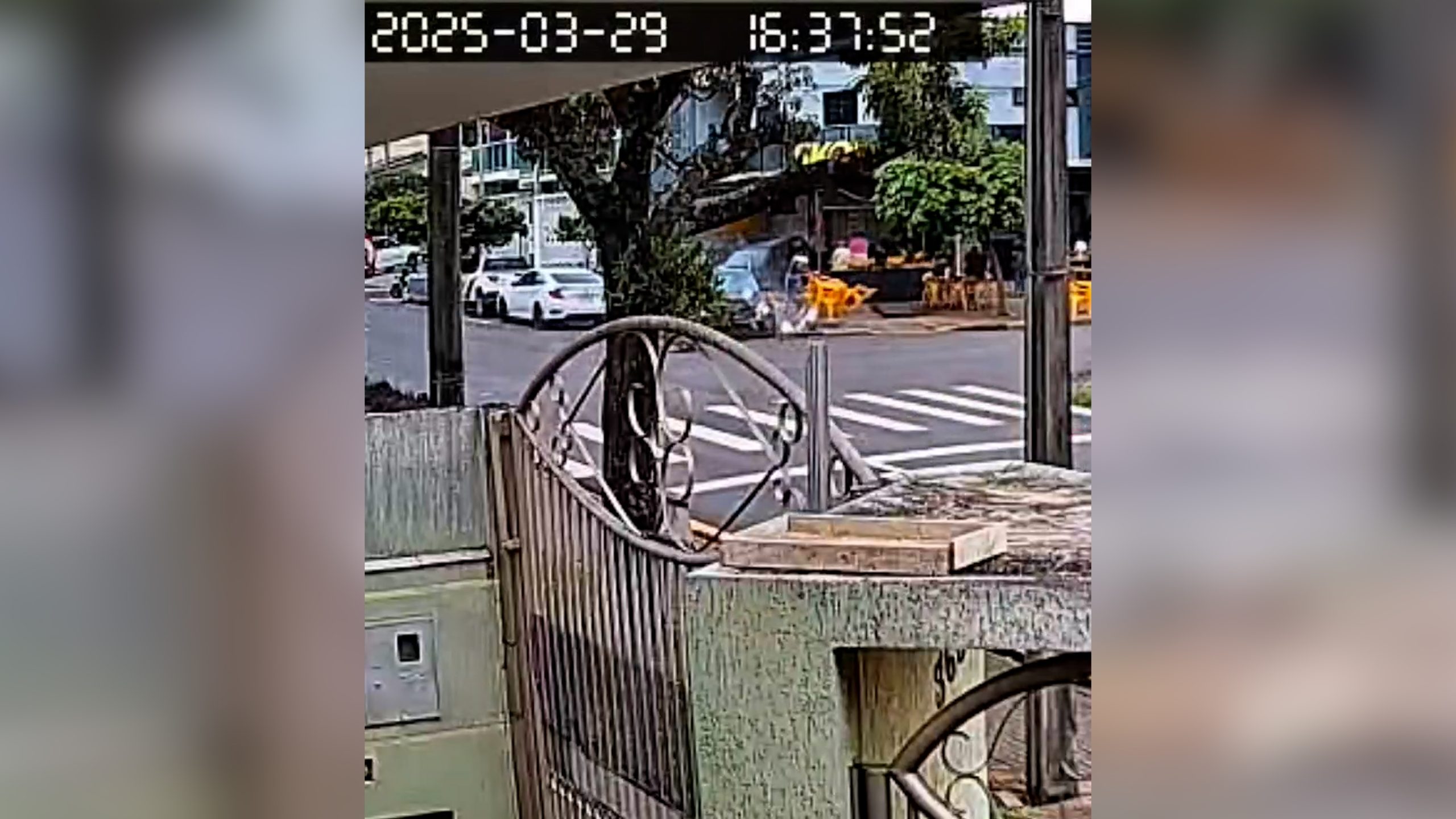 Impressionante! Câmera de segurança flagra carro invadindo bar após colisão em Cascavel