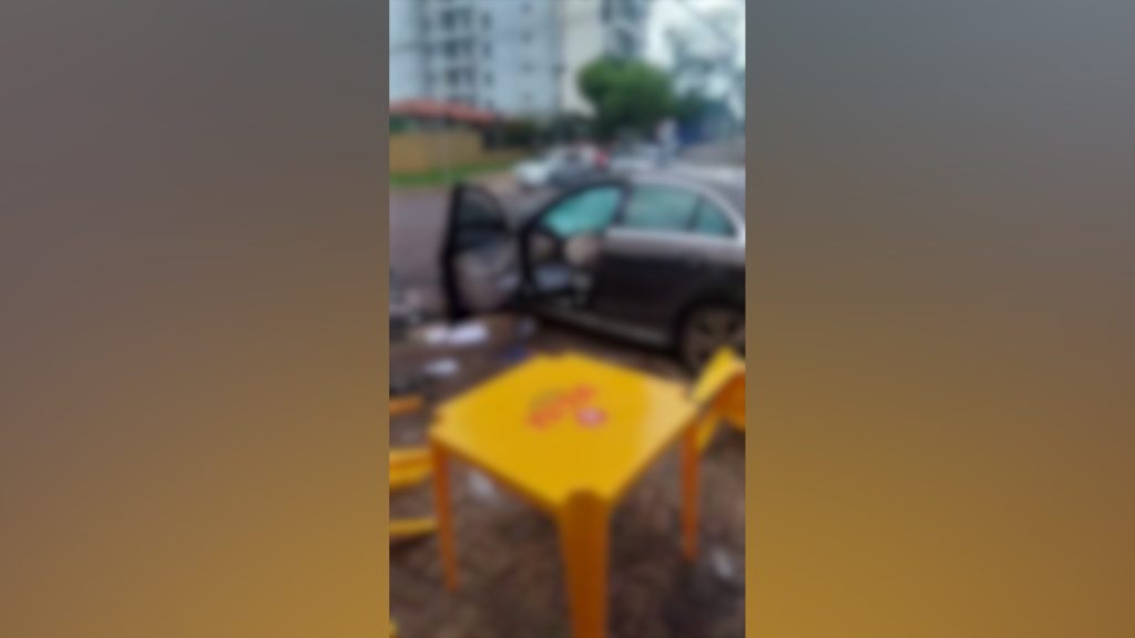 Vídeo mostra movimentação em bar logo após carro invadir o estabelecimento