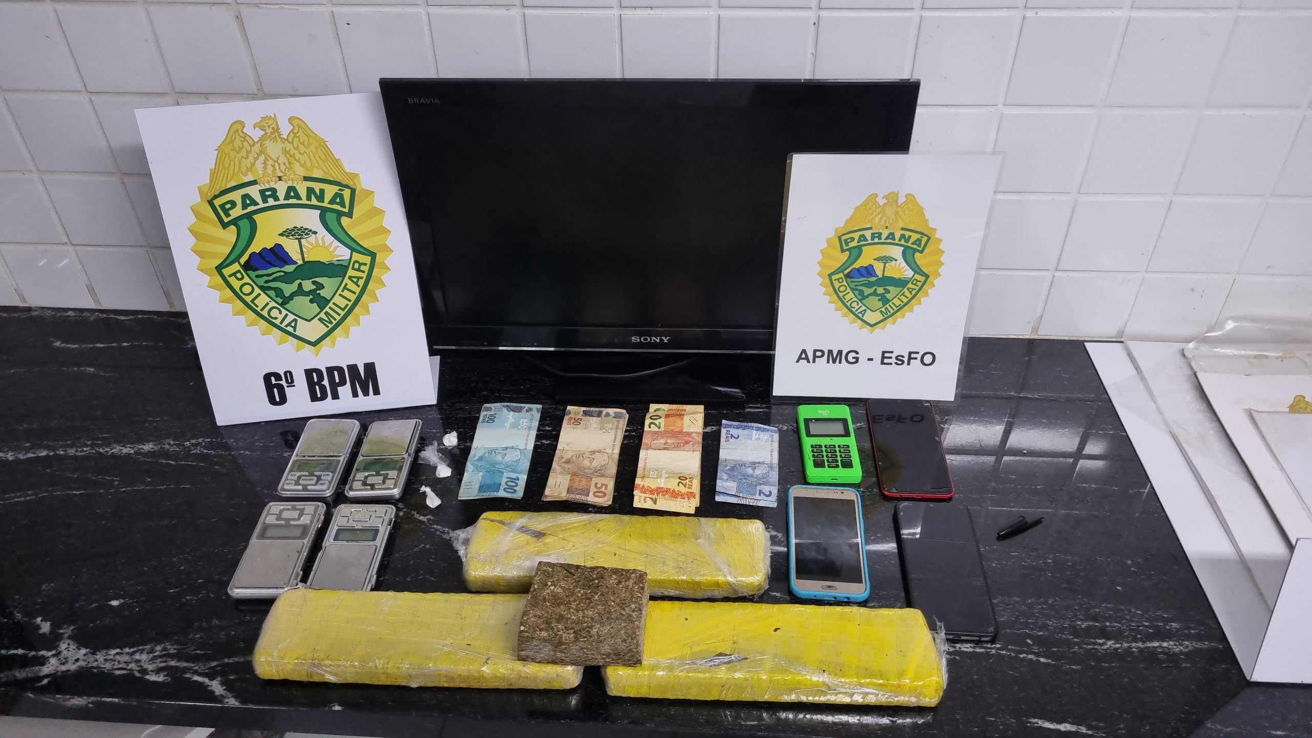 Pelotão de Choque apreende drogas, balanças de precisão e dinheiro em residência em Interlagos