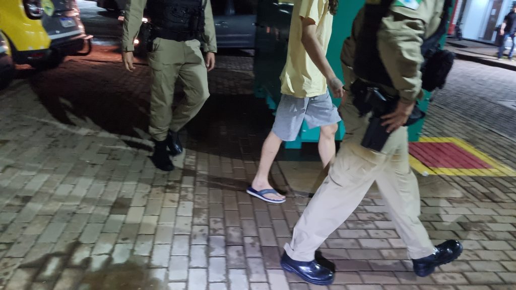 Mulher é agredida e ameaçada com faca pelo marido no Bairro Floresta