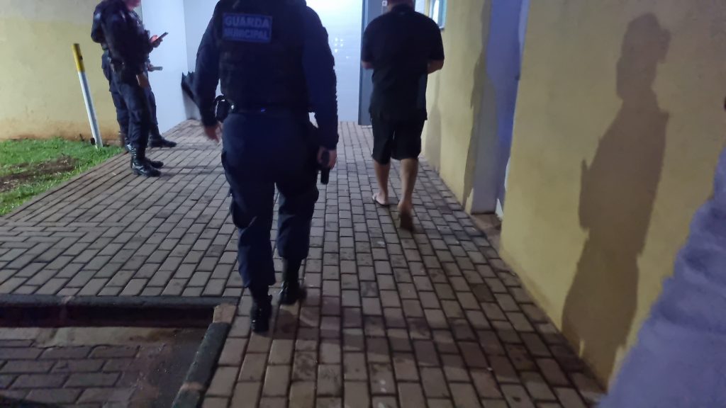Homem estoura bombinha, dá nome falso na UPA e acaba preso porque era foragido