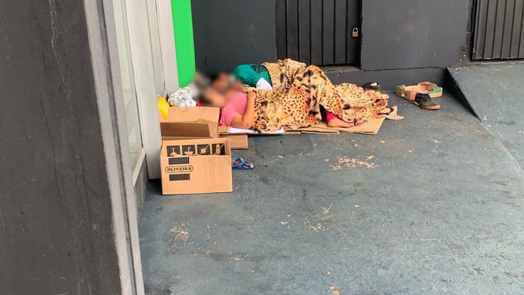 Está todo mundo esgotado com isso! Empresária reclama de moradores de rua que dormem e fazem xixi na porta da loja