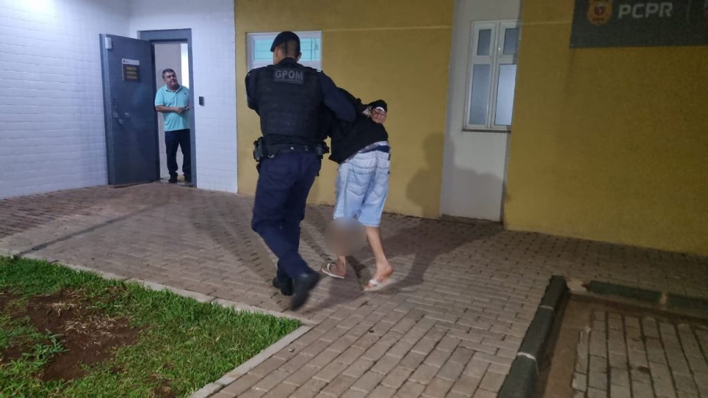 Inconformado com término, rapaz invade residência e agride “ex-ficante” e familiares