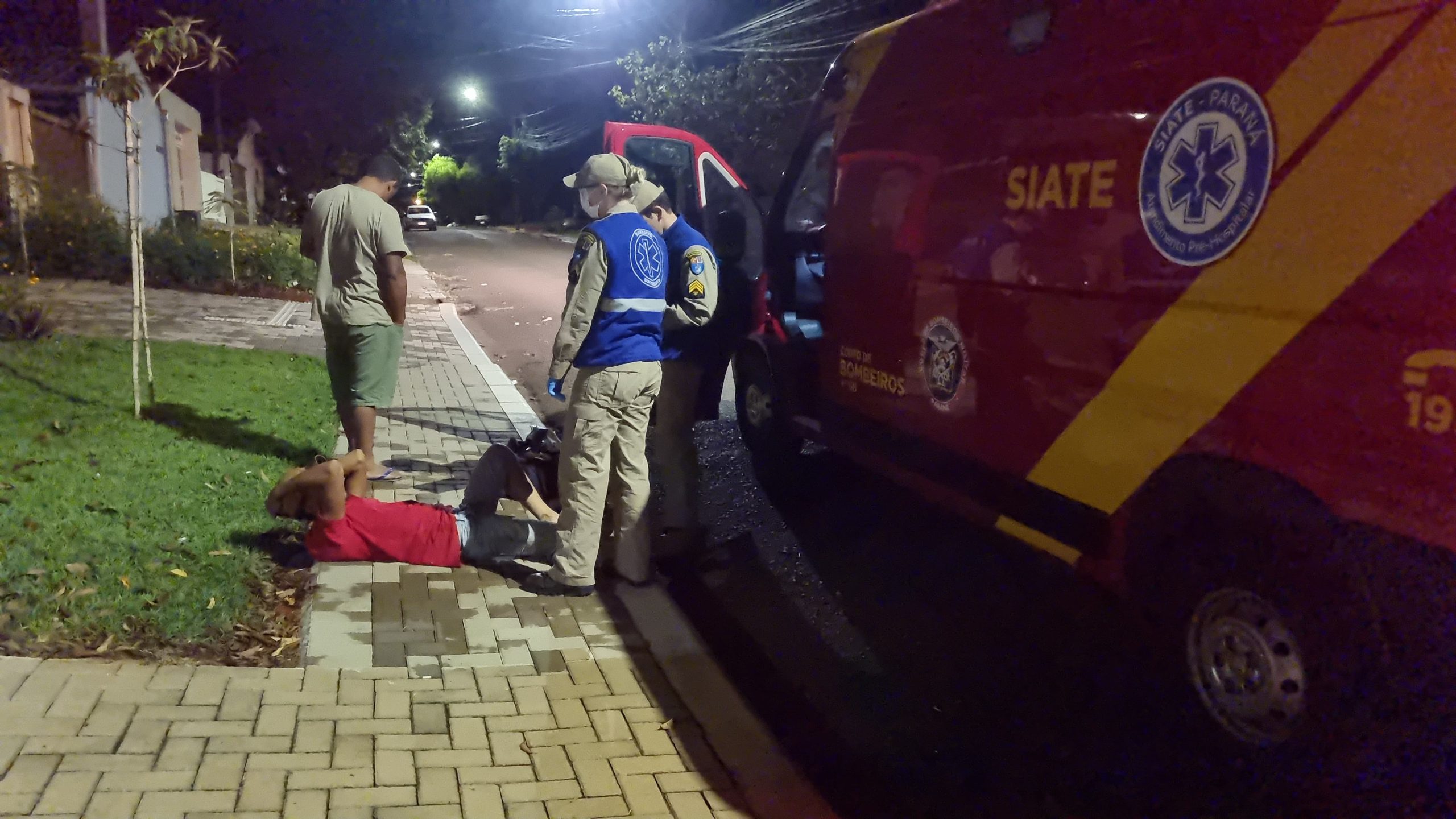Homem dorme na rua, amigo pensa o pior e Siate é acionado