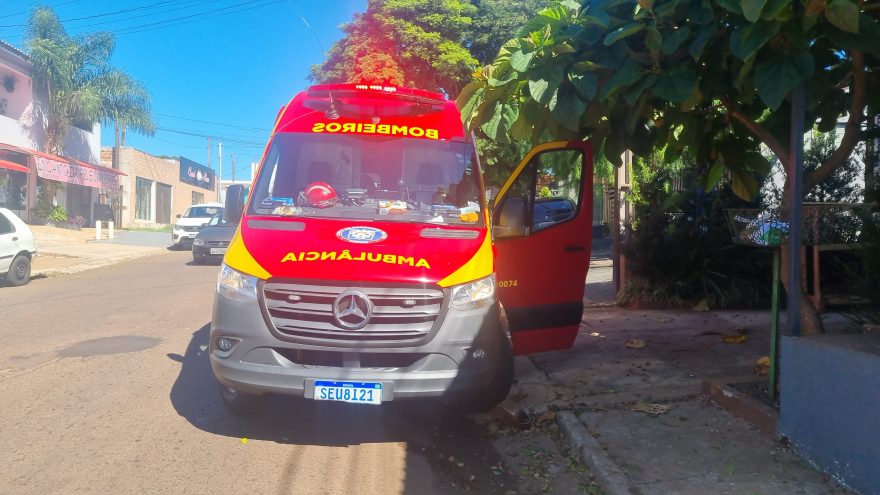 Enquanto lavava a calçada, mulher escorrega e fica ferida
