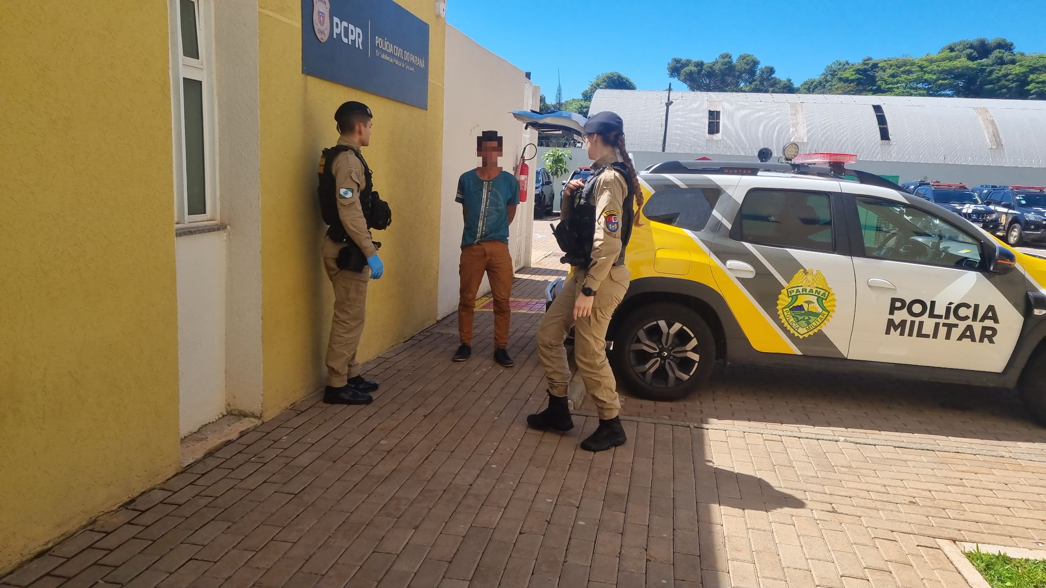 Morador de rua entra em farmácia e assedia funcionária em Cascavel