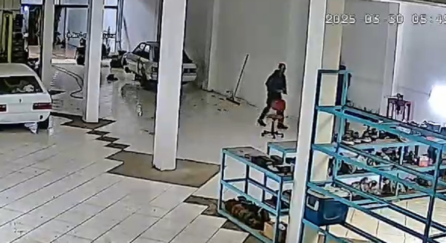 Câmera flagra ação de ladrão em empresa no Bairro Cataratas