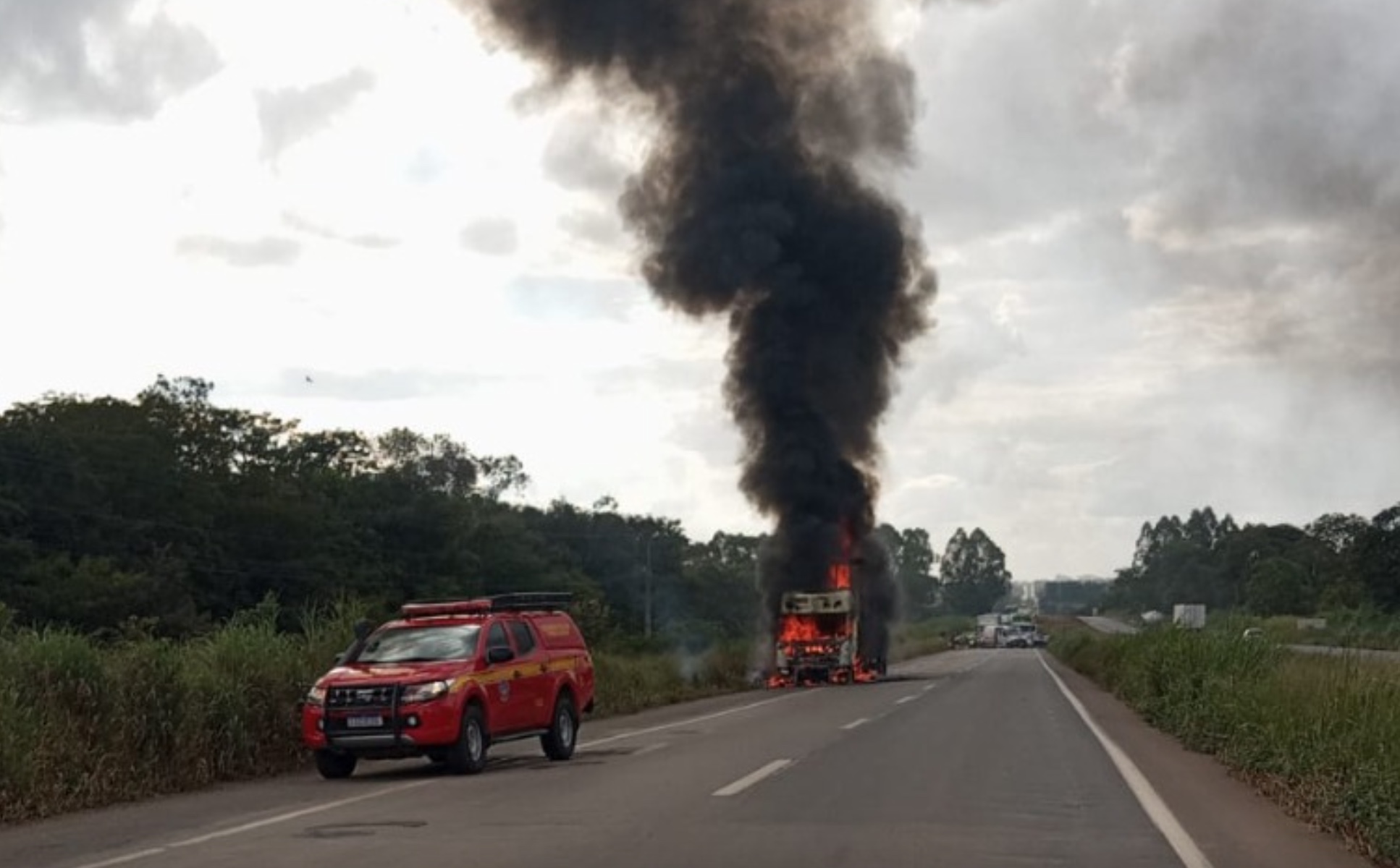 Incêndio em caminhão carregado com trigo interrompe trânsito na BR-040 em Nova Lima