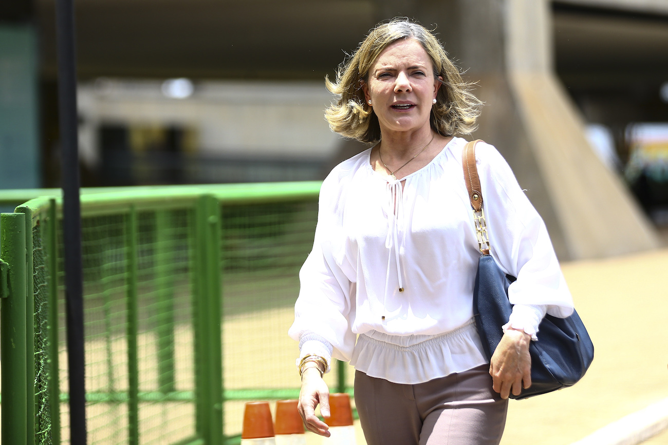 Deputado do Paraná deve indenizar Gleisi por chamá-la de "amante"