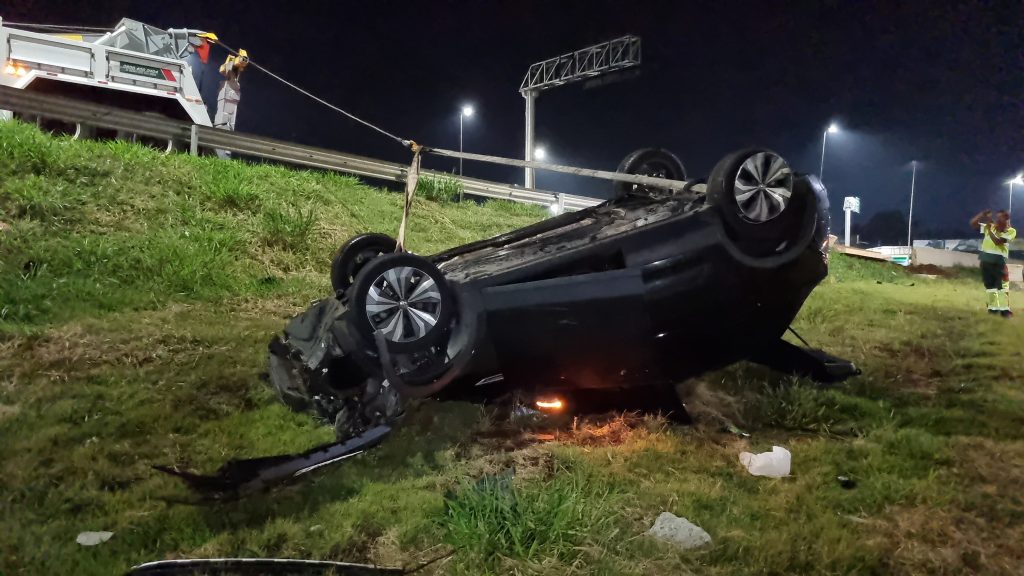 T-Cross fica destruído e ocupantes escapam ilesos após capotar no Trevo Cataratas