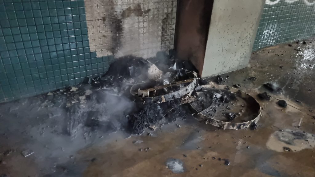 Vandalismo? Lixeira no interior do Terminal Oeste é consumida pelo fogo
