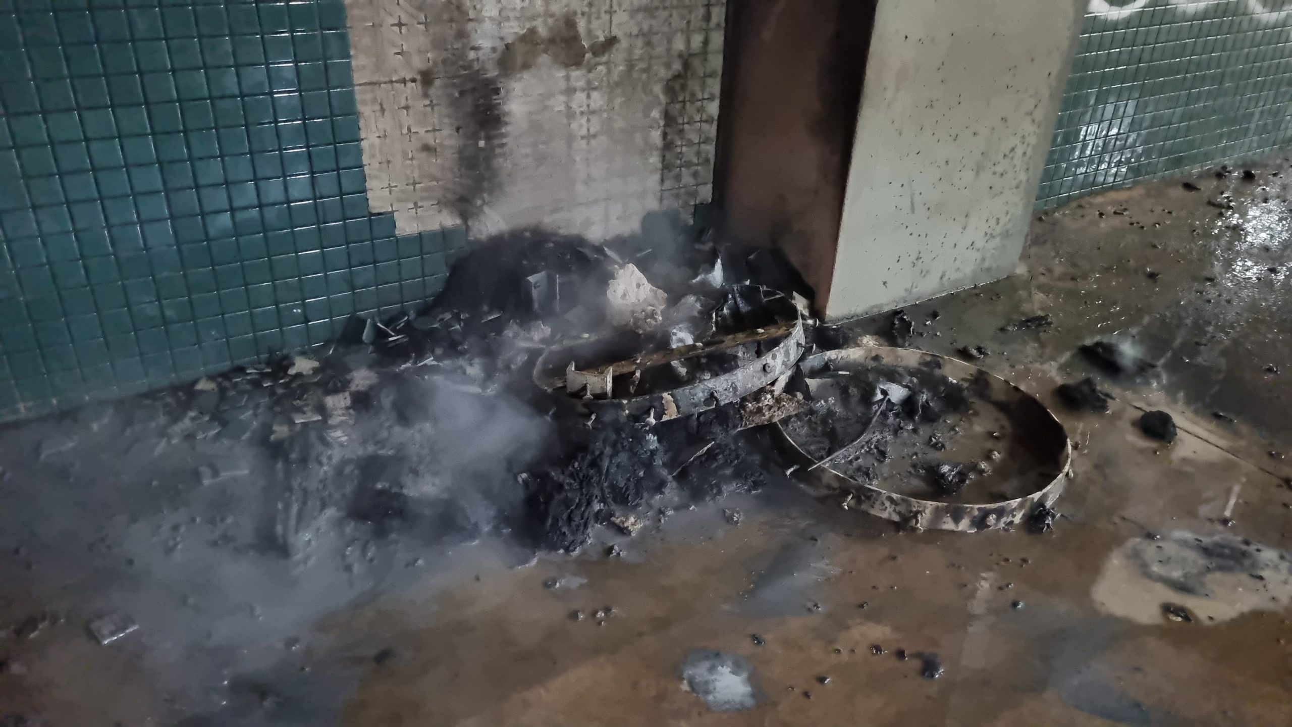 Vandalismo? Lixeira no interior do Terminal Oeste é consumida pelo fogo