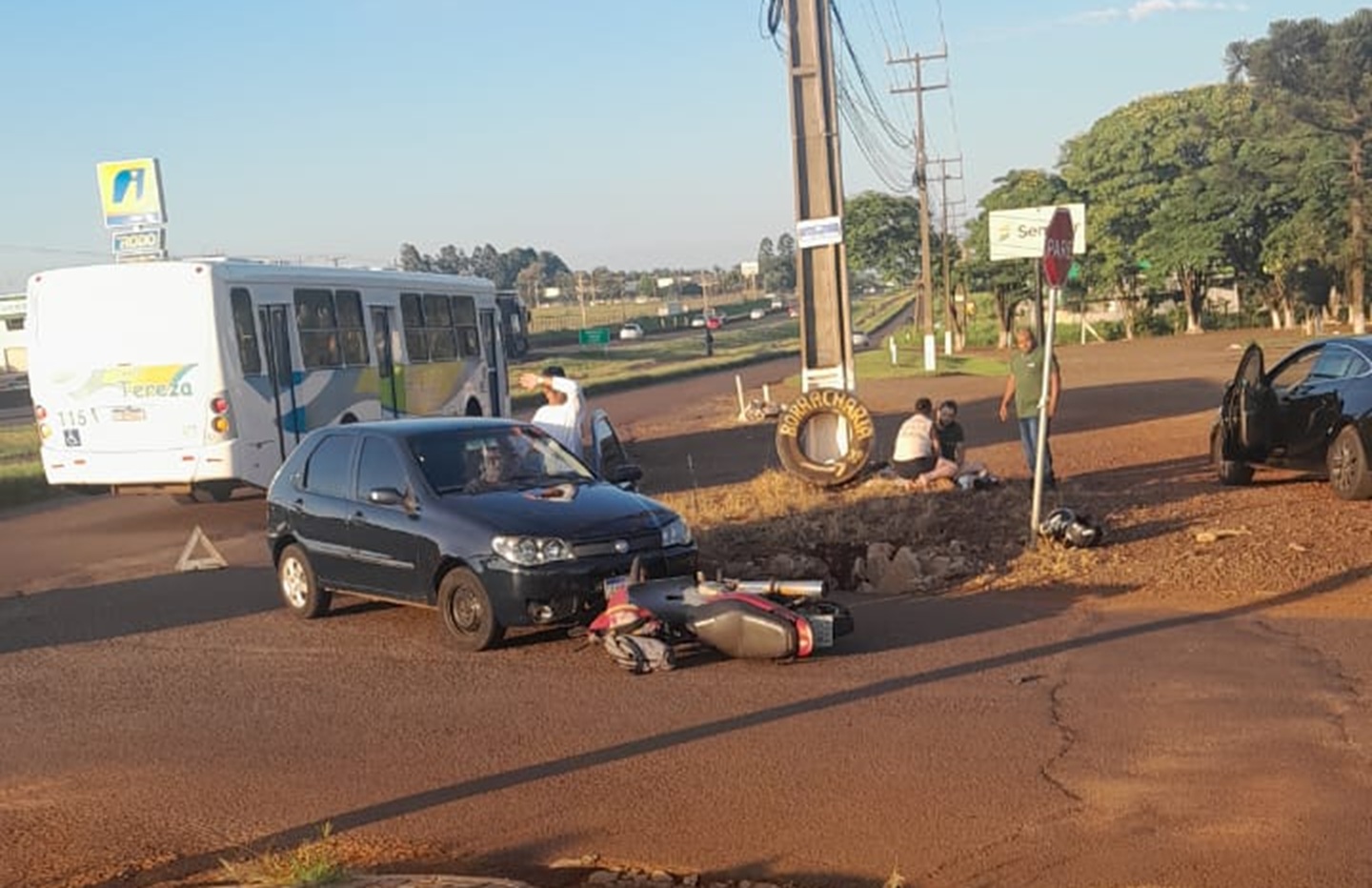 Colisão entre carro e moto deixa pessoa ferida na marginal da BR-277