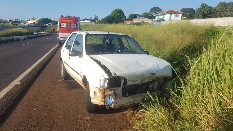 Motorista fica ferido após bater carro contra mureta na PRc-467