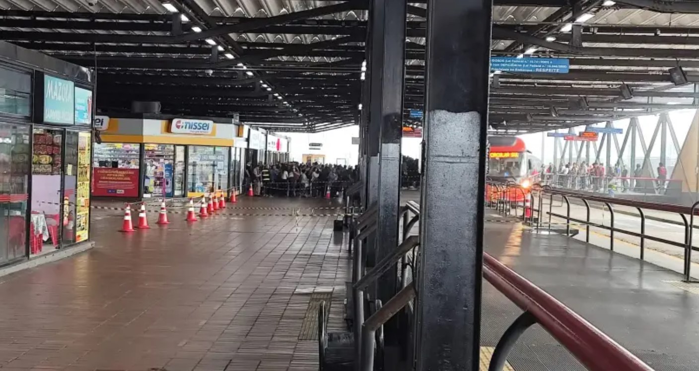 Mochila com fumaça mobiliza esquadrão antibombas e interdita terminal em Curitiba