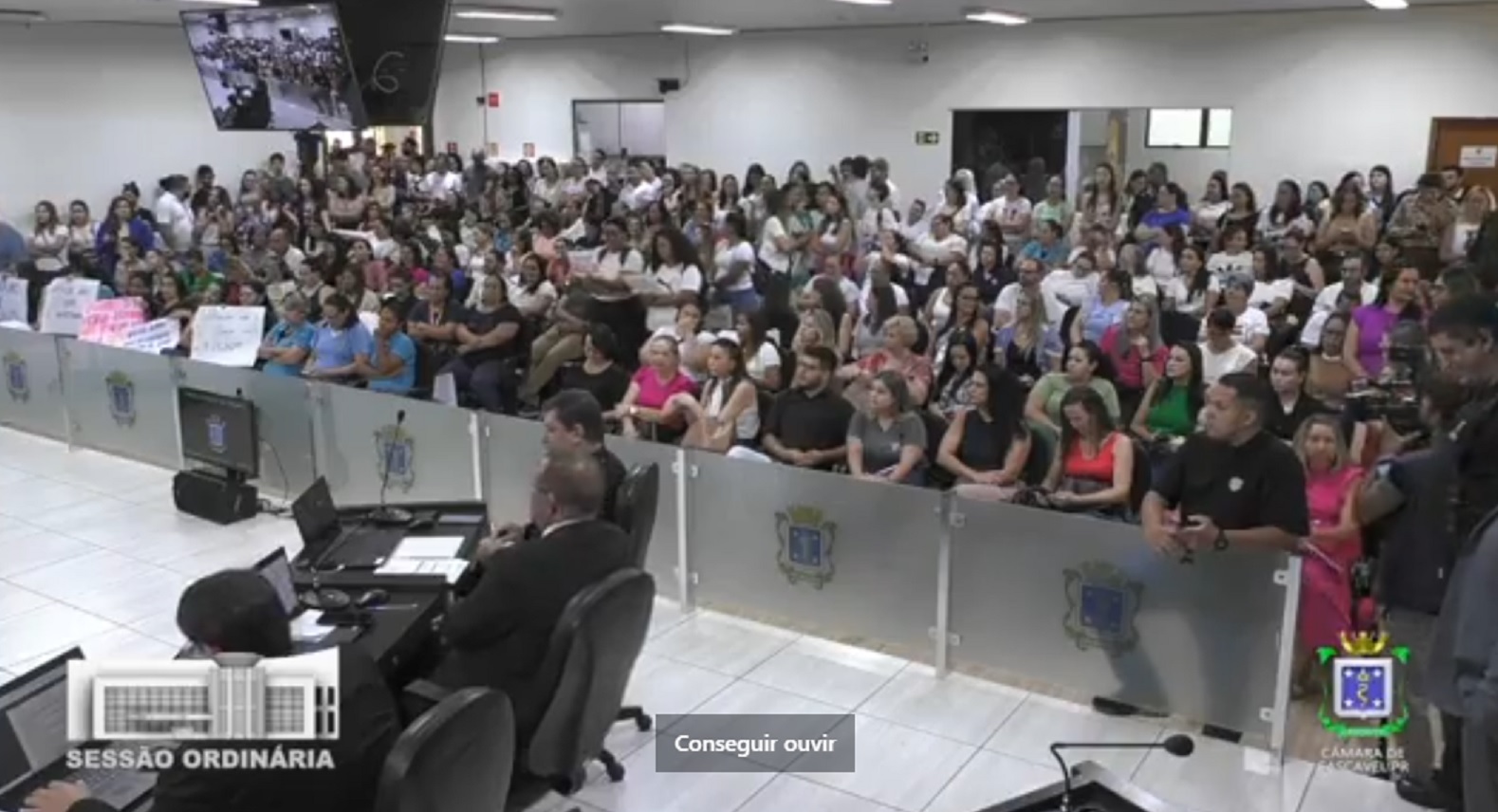 Votação de projeto de lei provoca manifestações de servidores da educação na Câmara de Cascavel