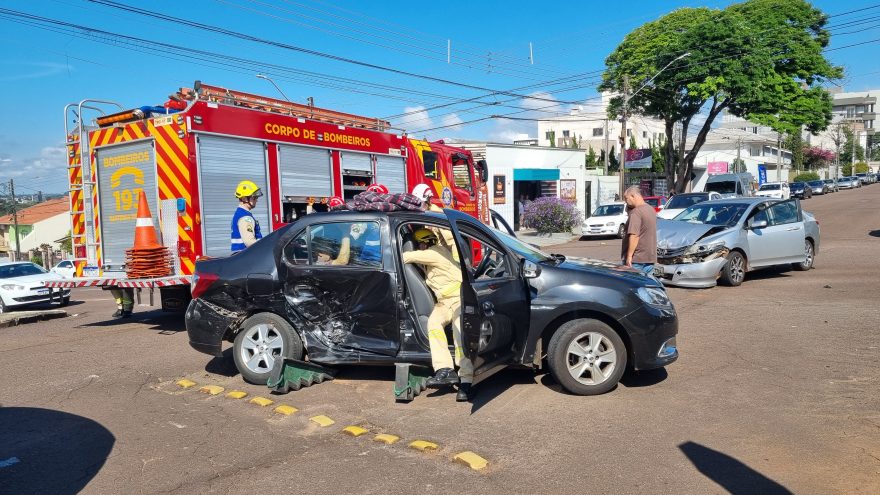 Idosos ficam enclausurados em veículo após forte acidente no Parque São Paulo