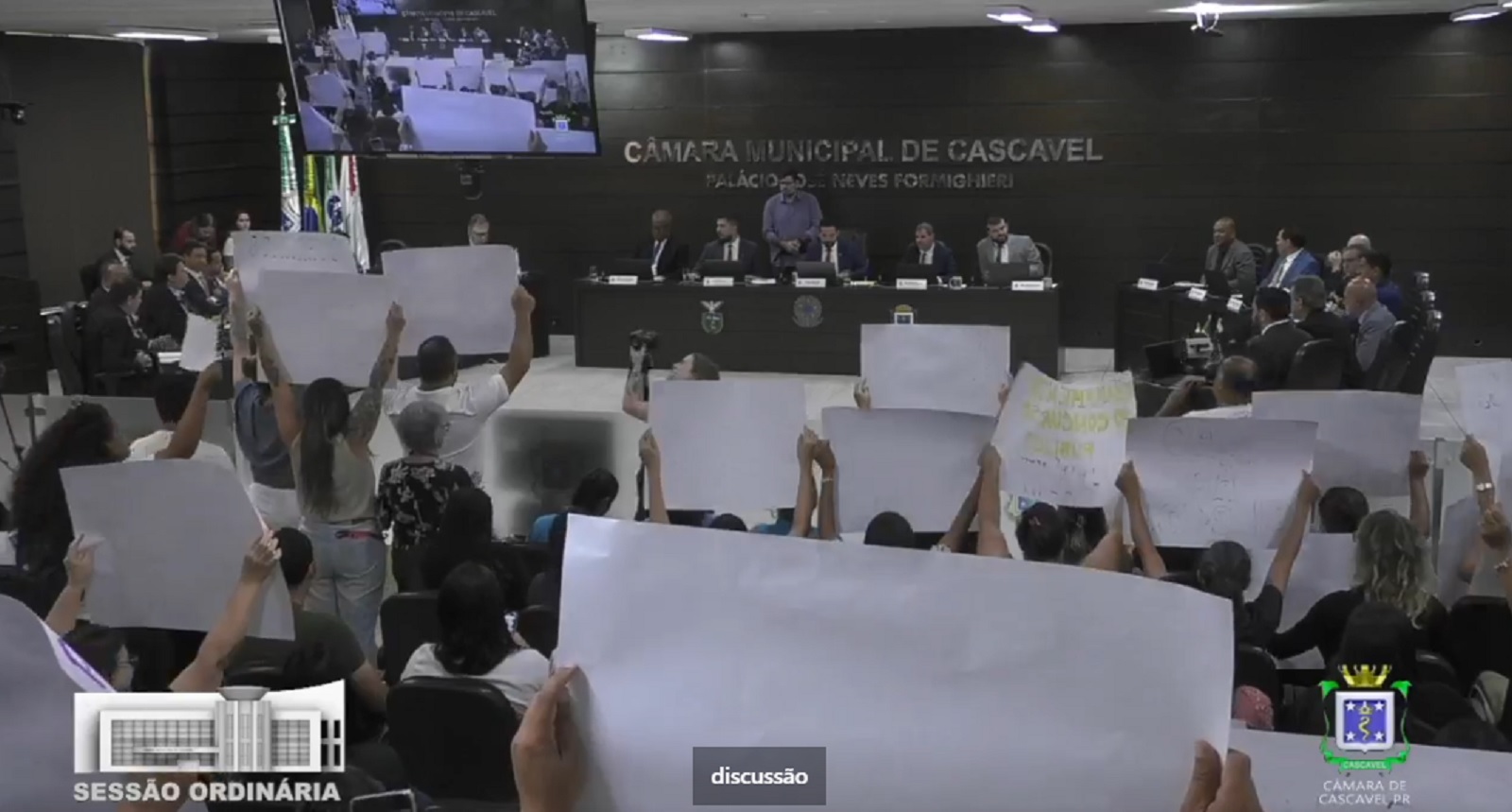 Mesmo com pressão de professores PL 21/2025 é aprovado em primeira votação