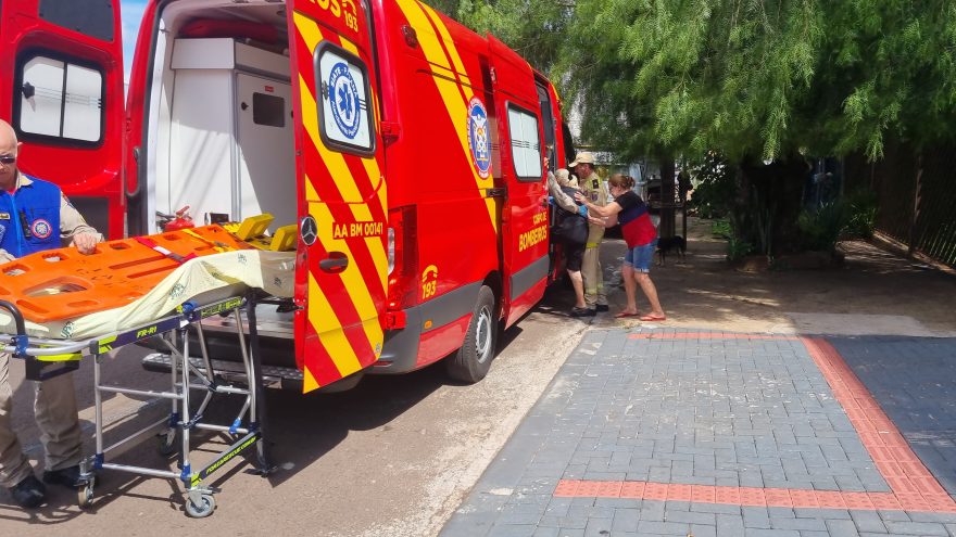 Idosa é socorrida pelo Siate após cair na calçada