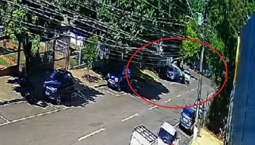 Internauta procura por motorista que bateu em carro estacionado