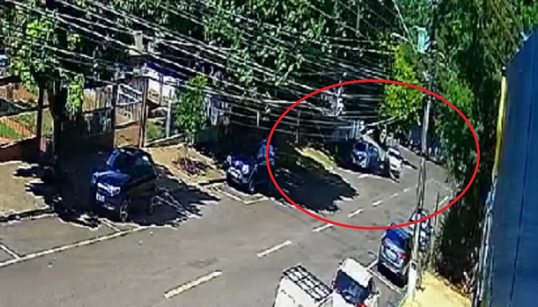 Internauta procura por motorista que bateu em carro estacionado