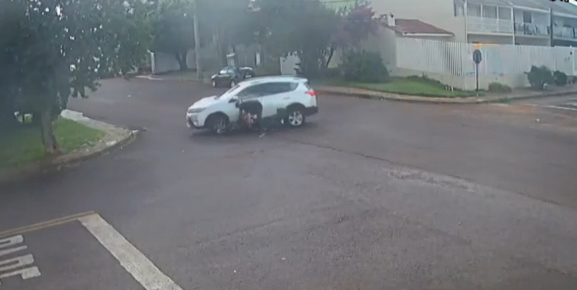 Veja como foi o acidente entre moto e RAV4 no Maria Luiza