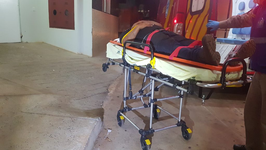 Homem é levado à UPA Tancredo após sofrer acidente com peça de caminhão