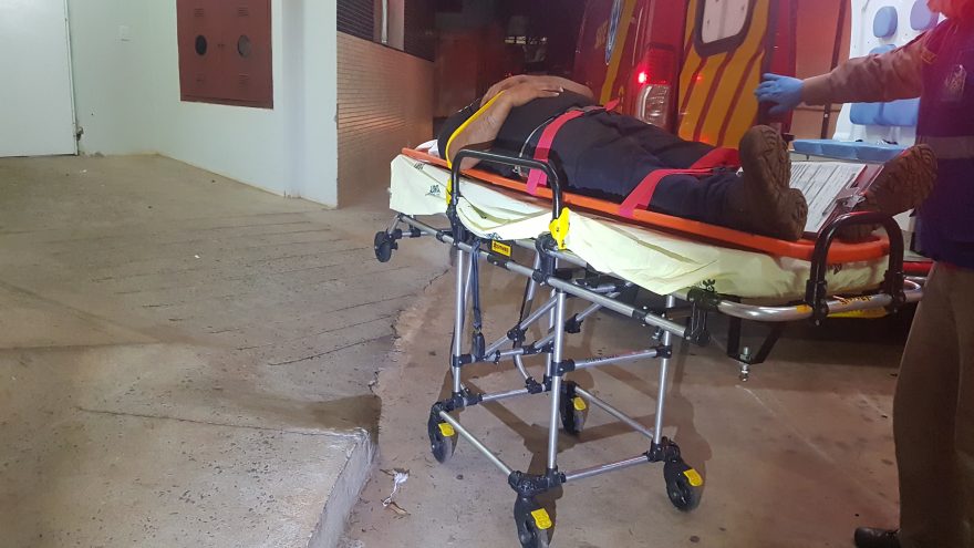 Homem é levado à UPA Tancredo após sofrer acidente com peça de caminhão
