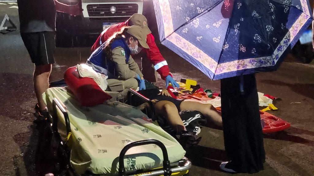 Corolla e Honda Elite se envolvem em acidente no Bairro Coqueiral e mulher fica ferida
