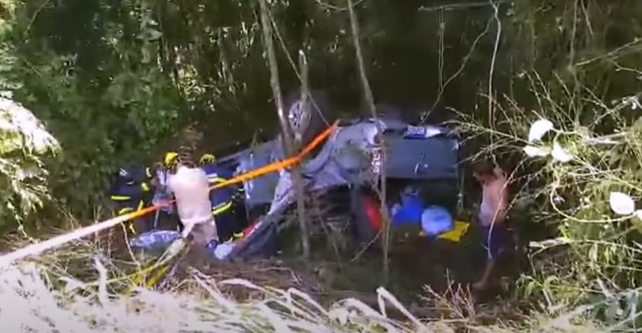 Caminhonete capota e idosos ficam feridos na BR-277, em Guaraniaçu