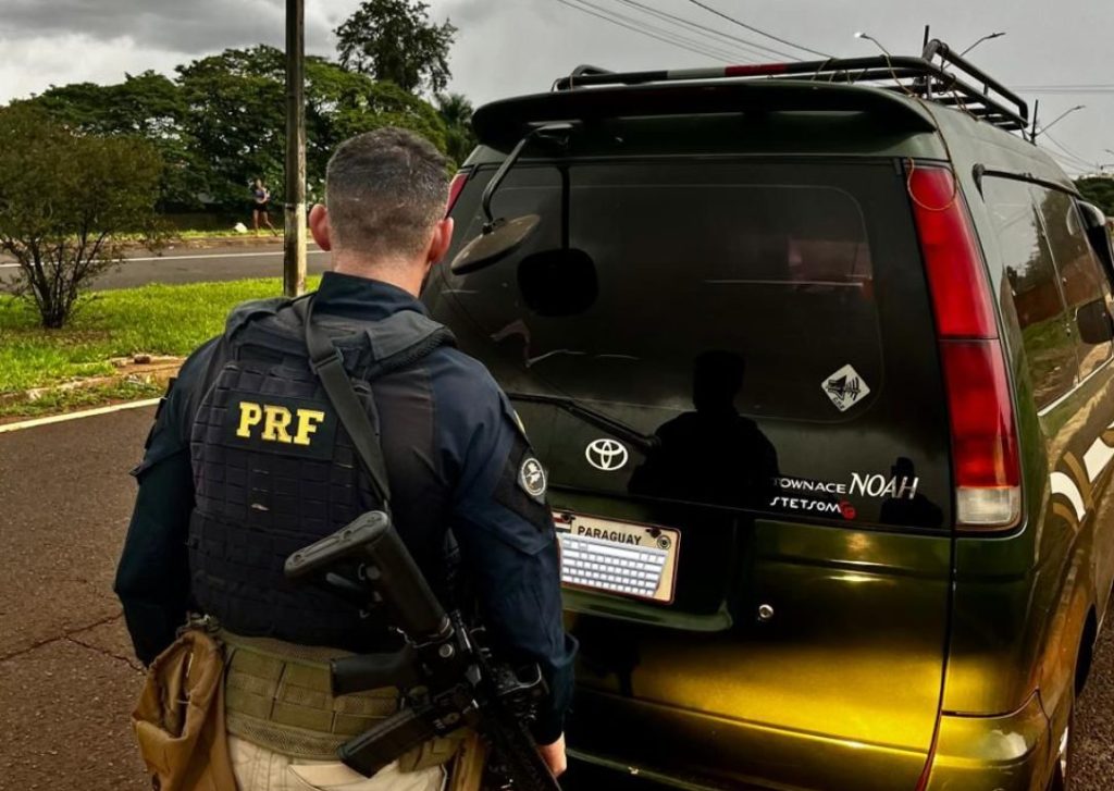 Toyota Noah de origem paraguaia é recuperado pela PRF em Foz do Iguaçu