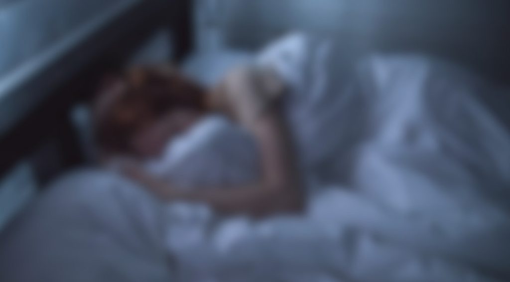 Mulher é surpreendida no quarto de madrugada com homem estranho tocando sua nádega, no Paraná