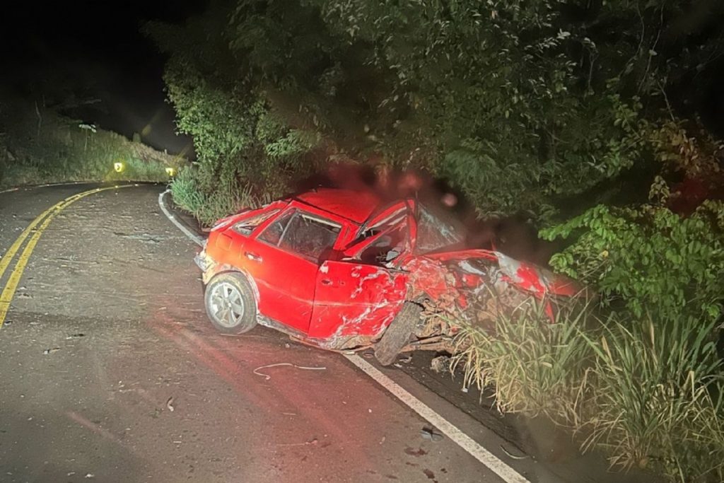 Jovens ficam feridos após carro bater contra barranco na PR-364, em Altamira do Paraná