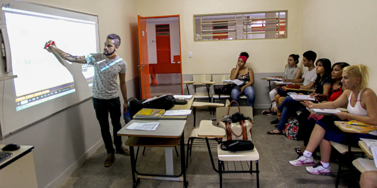 Pé-de-meia: nascidos em março e abril recebem hoje incentivo matrícula Pé-de-meia: nascidos em março e abril recebem hoje incentivo matrícula