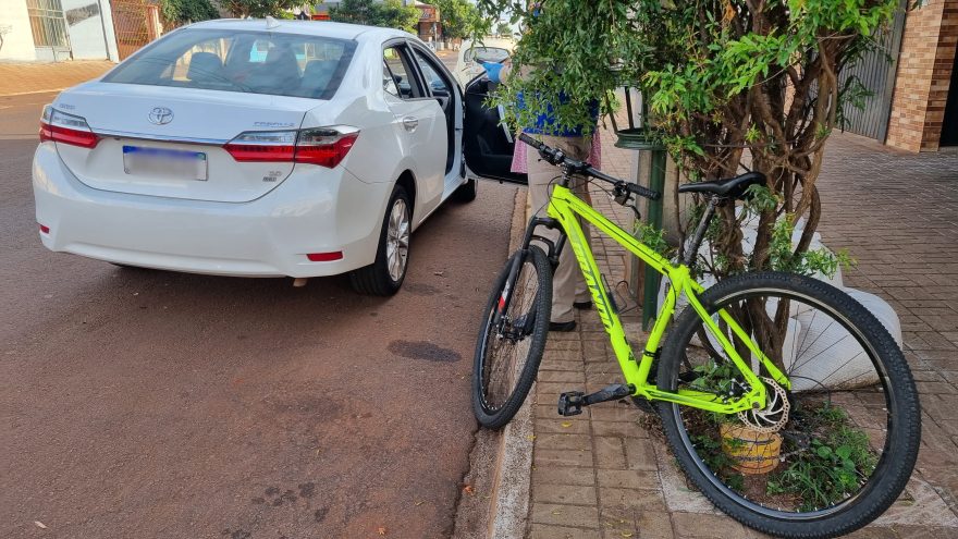Colisão entre carro e bicicleta deixa pessoa ferida no Bairro Santa Cruz