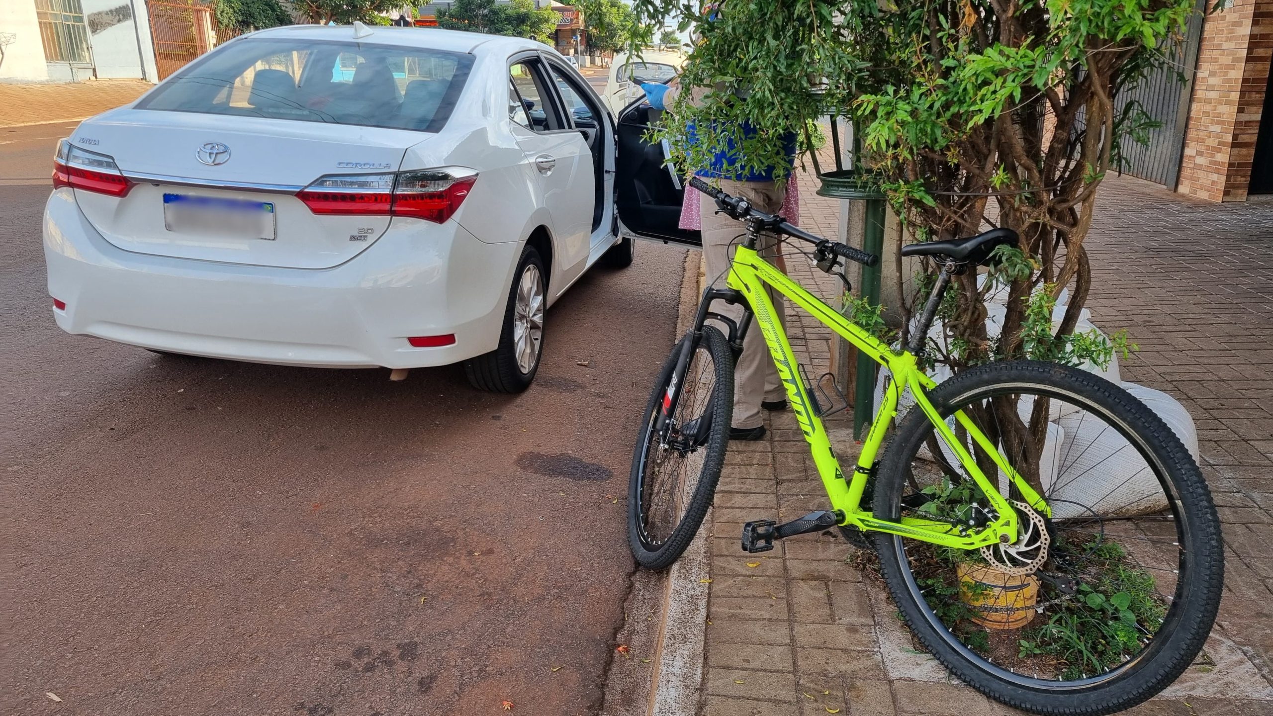Colisão entre carro e bicicleta deixa pessoa ferida no Bairro Santa Cruz Colisão entre carro e bicicleta deixa pessoa ferida no Bairro Santa Cruz