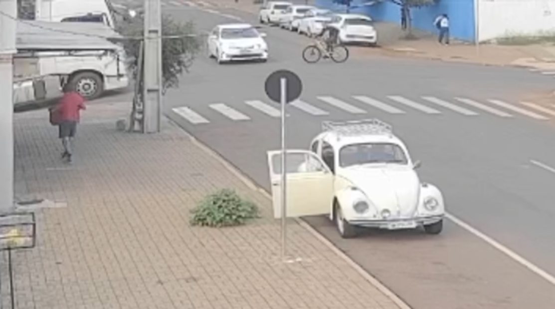 Vídeo mostra ciclista atingindo lateral de Corolla no Santa Cruz Vídeo mostra ciclista atingindo lateral de Corolla no Santa Cruz