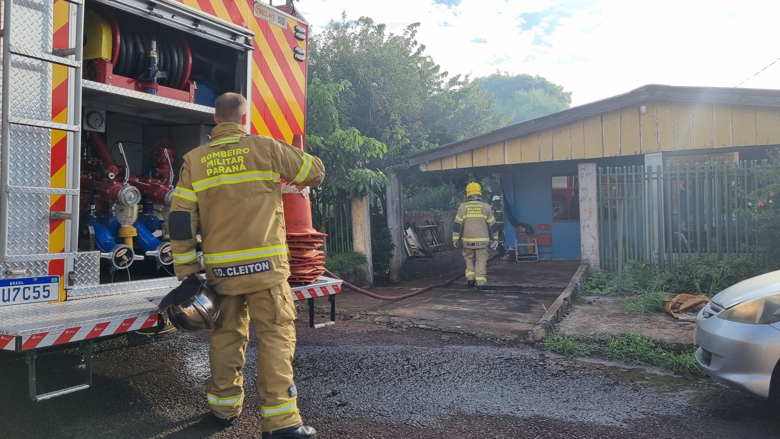 Incêndio é notado por vizinhos e bombeiros são acionados ao Cascavel Velho Incêndio é notado por vizinhos e bombeiros são acionados ao Cascavel Velho