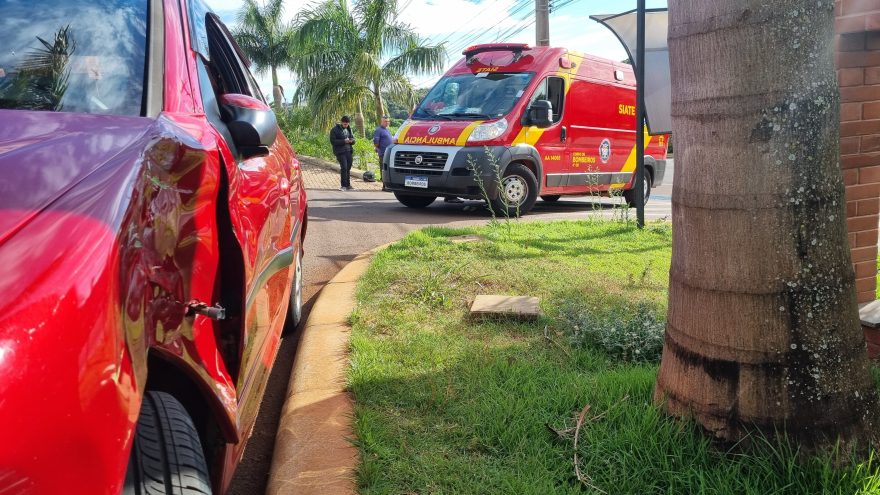 Carro e moto se envolvem em colisão na Rua Jorge Lacerda