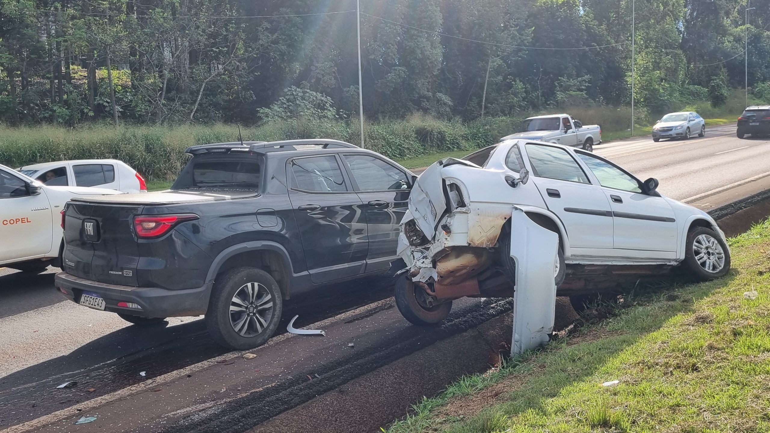 Forte colisão traseira entre carros é registrada na rodovia BR-277 Forte colisão traseira entre carros é registrada na rodovia BR-277