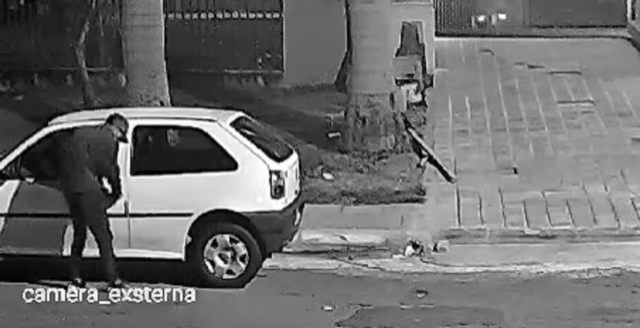 Câmera flagra furto de carro durante a madrugada em Cascavel Câmera flagra furto de carro durante a madrugada em Cascavel