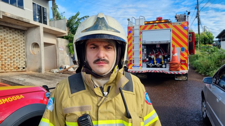 “Estrutura de madeira já havia colapsado e realizamos o combate”, comenta oficial após incêndio no Cascavel Velho